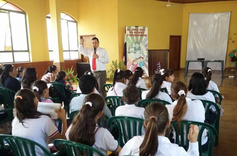 Autoridades judiciales conversaron los estudiantes sobre los delitos más comunes en la zona.