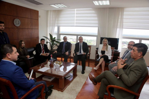 El ministro de la Corte Suprema de Justicia doctor Víctor Ríos Ojeda en representación del Poder Judicial, mantuvo una mesa de trabajo con representantes de la Escuela Judicial (Consejo de la Magistratura).