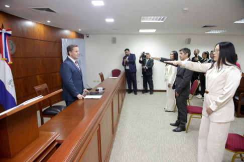 El doctor Martínez Simón tomó juramento a actuarios judiciales para la Circunscripción Judicial de Cordillera.