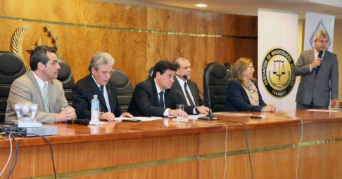 El profesor Enrique Kronawetter, el titular de la AMJP, Ángel Cohene, los doctores Enrique Mongelós, José Waldir Servín, la licenciada Sonia Fernández y el doctor José Agustín Fernández.