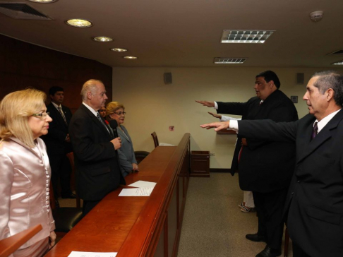 Los magistrados prestan juramento ante miembros de la Corte Suprema de Justicia.