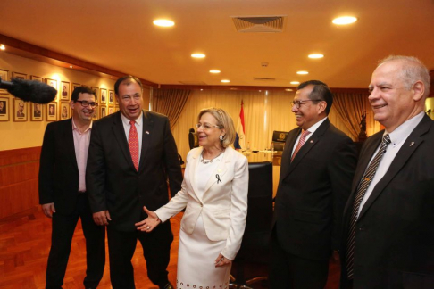 La presidenta de la Corte Suprema de Justicia, doctora Alicia Pucheta, con autoridades del Estado.