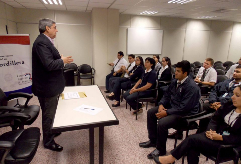 Entregan certificados a miembros de la brigada de emergencia.