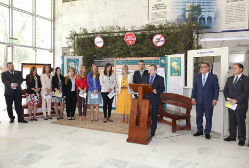 El acto, que contó con la presencia del presidente de la Corte Suprema, Eugenio Jiménez Rolón, y del ministro Alberto Martínez Simón, se desarrolló en el hall del Palacio de Justicia de Asunción. 
