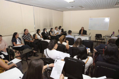 Encuentro con psicólogos forenses y trabajadores sociales forenses.