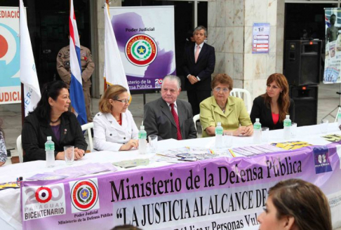Autoridades de la Corte Suprema de Justicia durante un acto de conmemoración de la puesta en vigencia de las 100 Reglas de Brasilia.