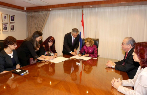 Firma de convenio entre la titular de la Corte y la representante de la GIZ.