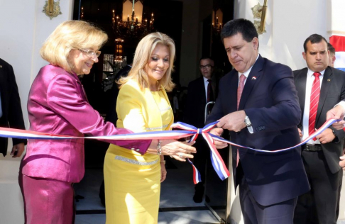 Corte de cinta, a cargo de la titular de la Corte, doctora Alicia Pucheta; la escribana mayor de Gobierno, Marta Narvaja, y el presidente de la República, Horacio Cartes.