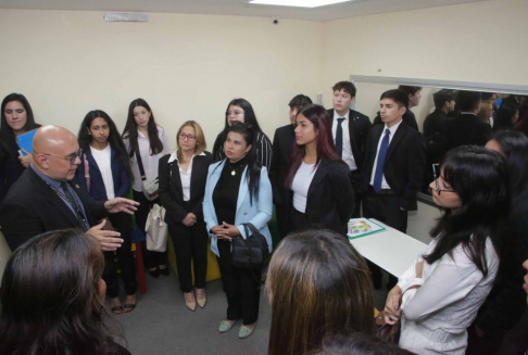 Alumnos de UNIDA visitaron el Palacio de Justicia de Asunción.