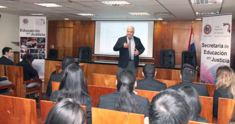 El camarista del fuero Civil y Comercial valora estos encuentros con los estudiantes.