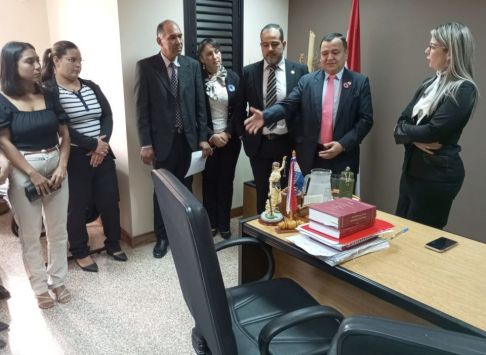 Estudiantes de la Carrera de Derecho del Quinto Año realizaron una visita guiada al Palacio de Justicia de Coronel Oviedo. 