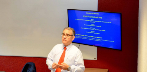 La clase magistral se llevó a cabo en la sede de la Universidad Autónoma de Encarnación (UNAE).