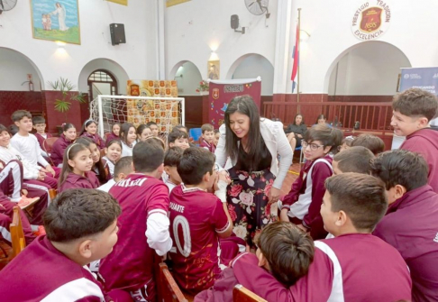 Ruth Nuñez,  jueza de la Niñez y la Adolescencia.dialogó con los niños y niñas de la Escuela Parroquial Nuestra  Señora del Perpetuo Socorro.