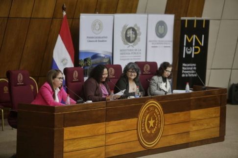 Representante del Poder Judicial participó en debate sobre justicia para mujeres criminalizadas por delitos de drogas.