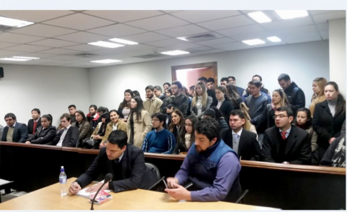 Los estudiantes de la materia Técnica de litigación,acudieron a la sala de juicio oral y público ubicada en el 5to piso de la Torre Norte.