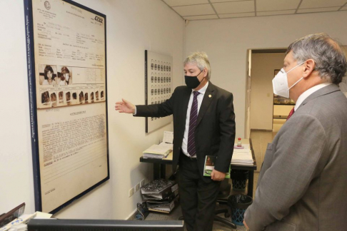 El embajador de la República Argentina en Paraguay, Óscar Domingo Peppo, recorrió las instalaciones del Museo de la Justicia.