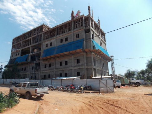 Fachada de la obra en proceso.