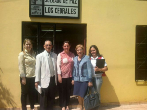 La ministra de la Corte Suprema de Justicia doctora Gladys Bareiro de Módica junto a autoridades del Juzgado de Paz de Los Cedrales, Alto Paraná.