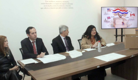 La doctora Carolina Llanes, participó de la entrega de 196 expedientes y 210 informes de seguimiento de adopción internacionales.