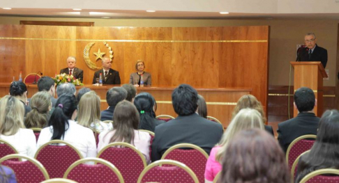 El doctor Luis Lezcano Claude fue el encargado de presentar la obra.