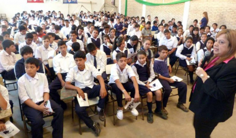 La jueza de la Niñez y de la Adolescencia Jovita Rojas compartió con los alumnos y alumnas del 7mo, 8vo y 9no grado de la Escuela John F. Kennedy.