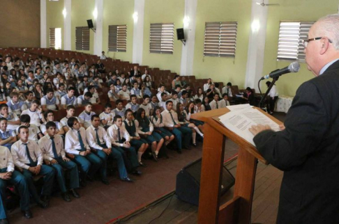 El ministro Miguel Óscar Bajac hablando para los nuevos facilitadores.