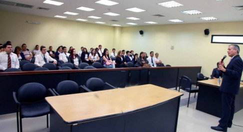 El director de Protocolo y Ceremonial de la CSJ, durante un curso realizado en la ciudad de Pilar.