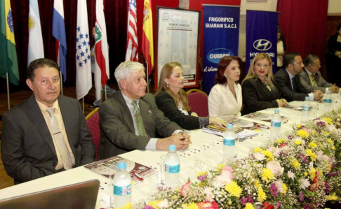 La ministra de la máxima instancia judicial doctora Miryam Peña y la presidenta de la Circunscripción de Central, María Teresa de Daniel, formaron parte de la mesa de honor.