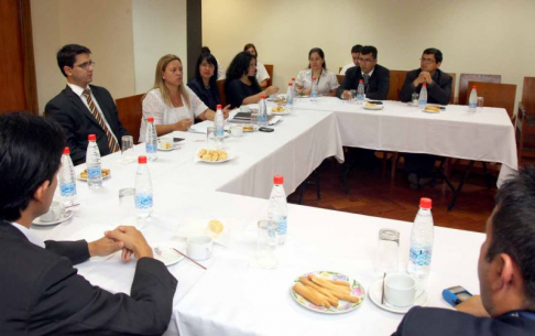 Reunión sobre la proyección del servicio de seguro médico.