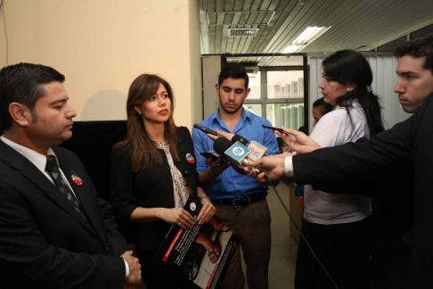 Los directores de Comunicación y de Derechos Humanos de la Corte, Luis Giménez y Nury Montiel, respectivamente, durante la conferencia de prensa