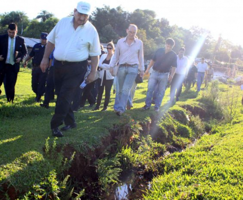 El presidente de la Corte Suprema de Justicia, doctor Antonio Fretes, recorriendo uno de los locales verificados.