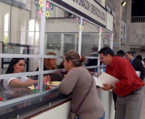 Los usuarios de justicia acuden a la Mesa de Información del Poder Judicial para formular consultas y orientación acerca de trámites y locación de dependencias.