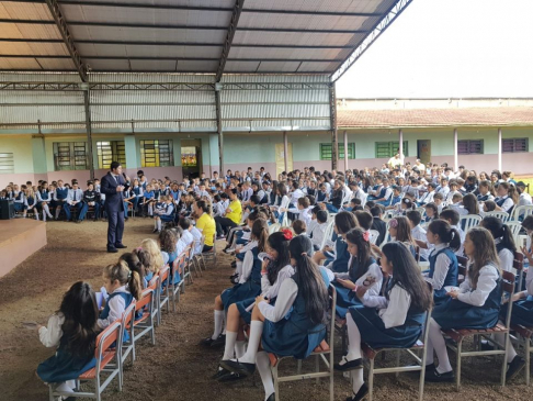 Masiva concurrencia de alumnos durante taller educativo.
