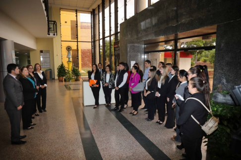 Durante la mañana, estudiantes de la Facultad de Derecho, Ciencias Políticas y Sociales de la Universidad Nacional de Pilar, realizaron una visita guiada al Palacio de Justicia de Pilar.