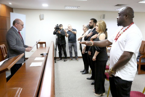 Presidente Diesel tomó juramento a naturalizados acompañado de la abogada María Rita Monges Dos Santos, secretaria de la Sala Civil y Comercial de la Corte Suprema de Justicia.