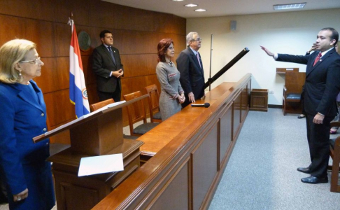 El abogado Arnaldo Martínez Rozzano, jurando ante ministros de la Corte Suprema de Justicia.