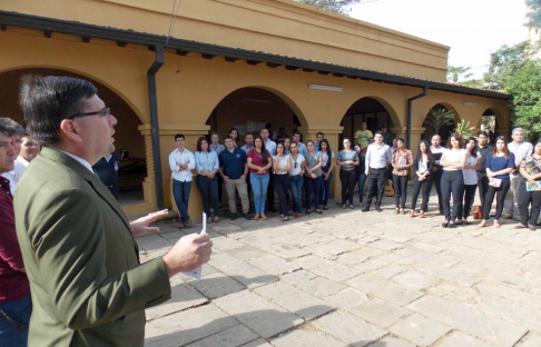  El abogado Juan Bautista Silva Ucedo,  Juez Penal de Ejecución de Cordillera, durante la visita carcelaria dio algunas directivas a los estudiantes que visitaron el penal.