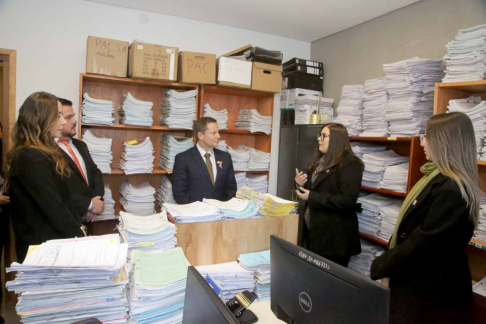 Presidente de la Corte Suprema verificó mejoras y avances tecnológicos en el Juzgado de Paz de San Roque