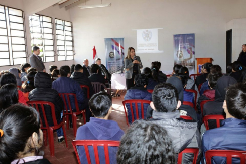 Estudiantes participan activamente en charla del Departamento de Educación en Justicia.