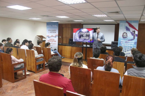 Visita guiada en sede judicial de Asunción.