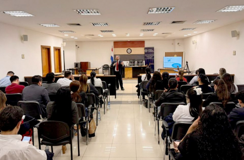 Continuó Diplomado en materia del Área Especializada en Niñez y Adolescencia.