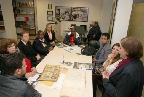 Rosa Palau explicando a los visitantes el contenido del Archivo.