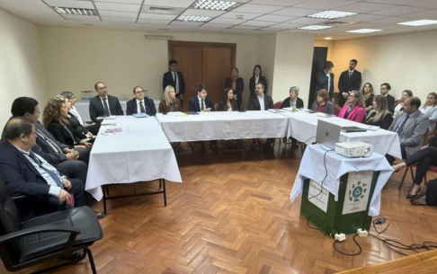 Reunión interinstitucional en la Sala de Conferencias Nº 2 del octavo piso de la Torre Norte del Palacio de Justicia de Asunción. 