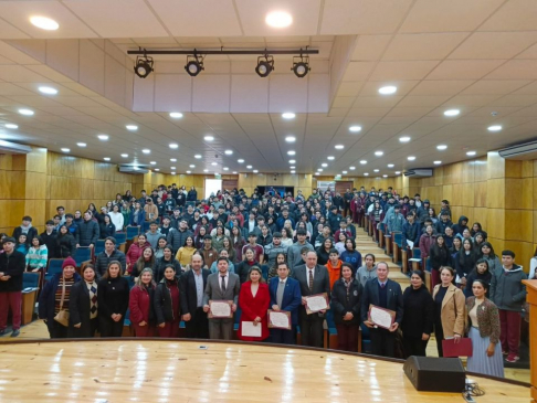 Alumnos y docentes  entregaron certificados de gratitud a los disertantes.