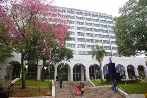 DGTIC informa sobre suspensión temporal de servicios judiciales por instalación de nuevo servidor.