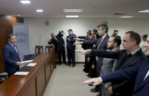 Presidente de Corte tomó juramento a nuevos naturalizados.