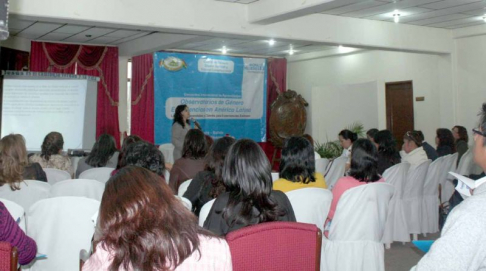 Momento de la ponencia de la abogada Silvia López Safi durante el encuentro en Bolivia.