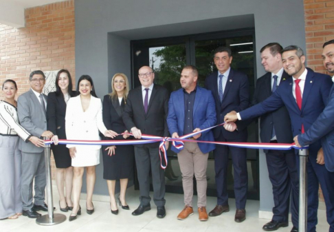 El presidente Diesel y el ministro Ríos inauguraron sede del Juzgado de Paz de Minga Porã.