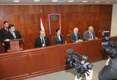 El presidente de la Corte Suprema, doctor Víctor Nuñez junto a directores de dependencias involucradas en el programa de bancarización.