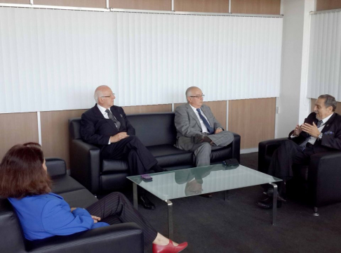 El cónsul y el ministro Bajac con el presidente subrogante de la Corte de Justicia de Guayas, Dr. Francisco Morales Garces, y la jueza provincial de Guayas, Dra. Ivonne Núñez Figueroa